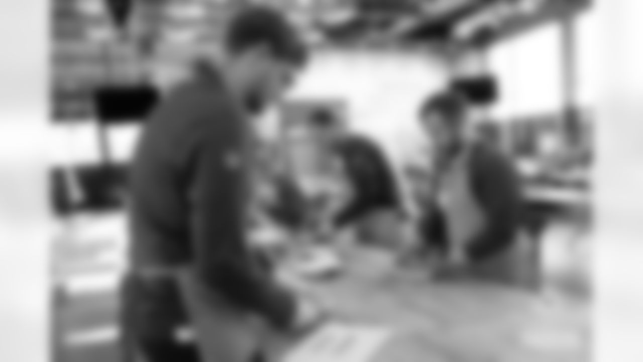 221122-thanksgiving-dinner-gallery-2560030