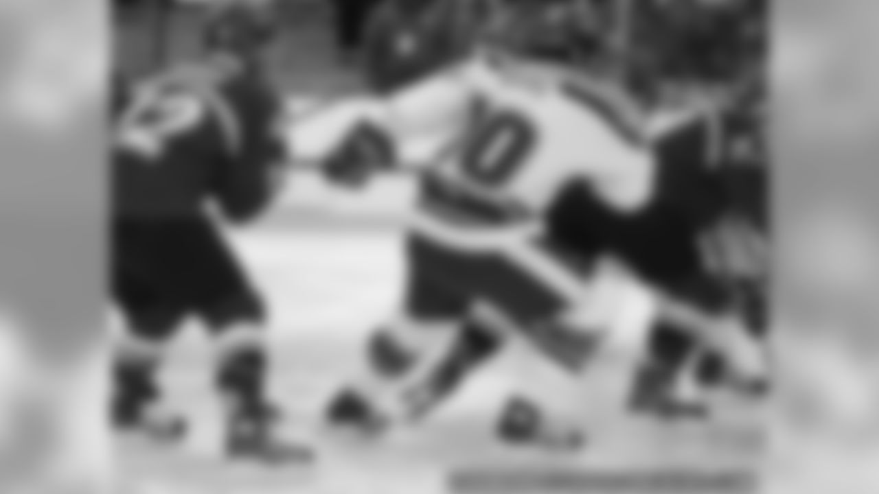 Fans, Players Soak Up Frozen Tundra Hockey Classic