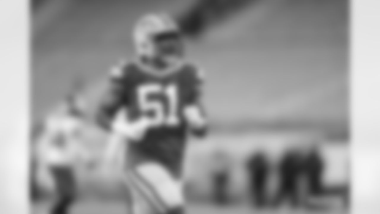 LB Krys Barnes