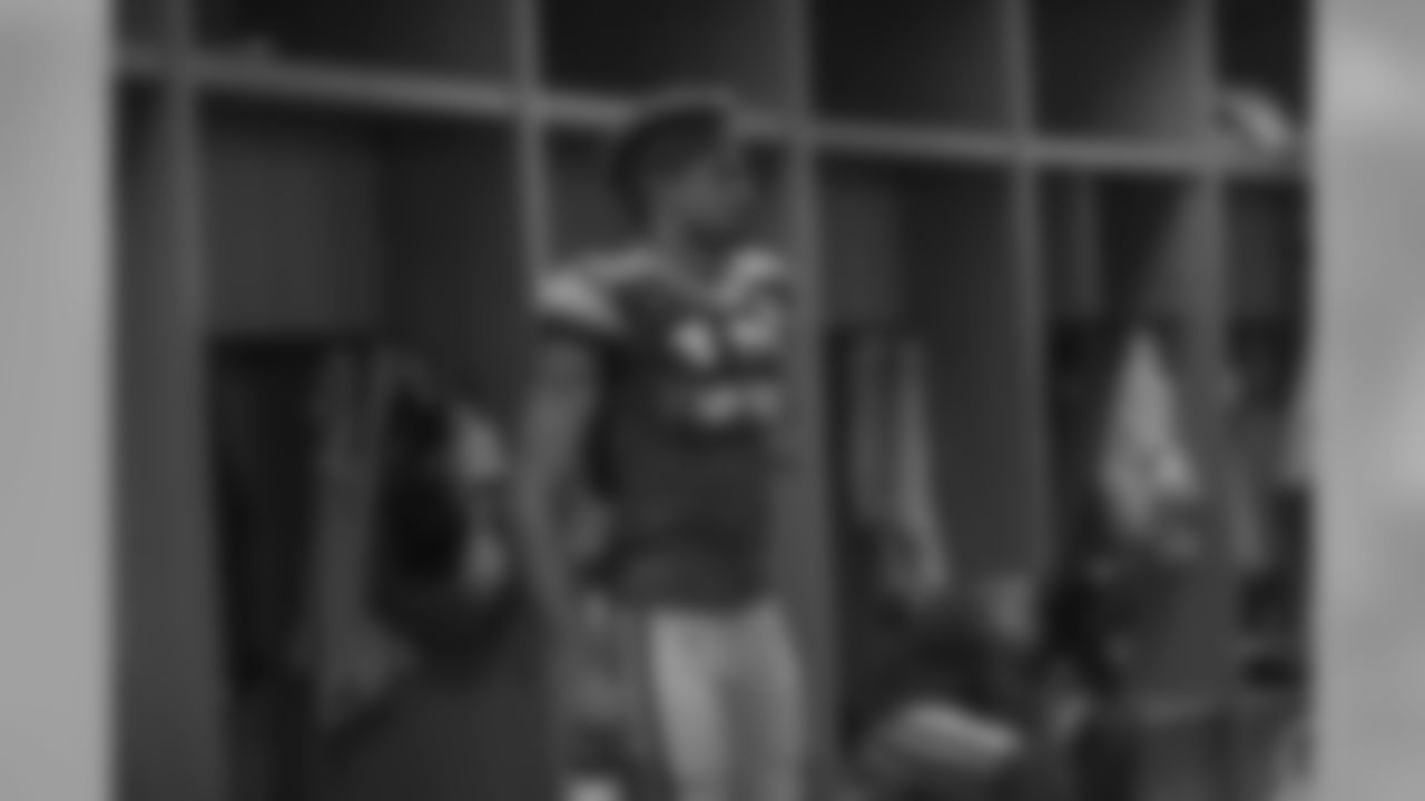 181016-49ers-locker-room-pass-11