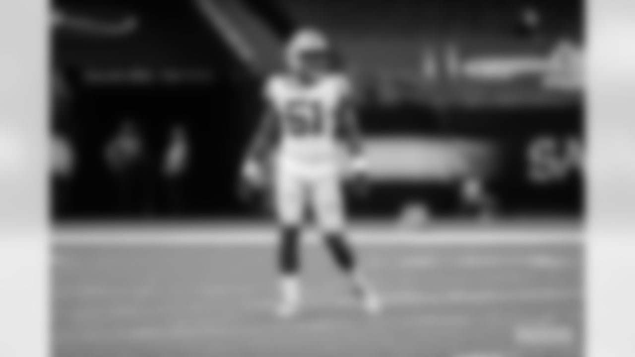 LB Krys Barnes