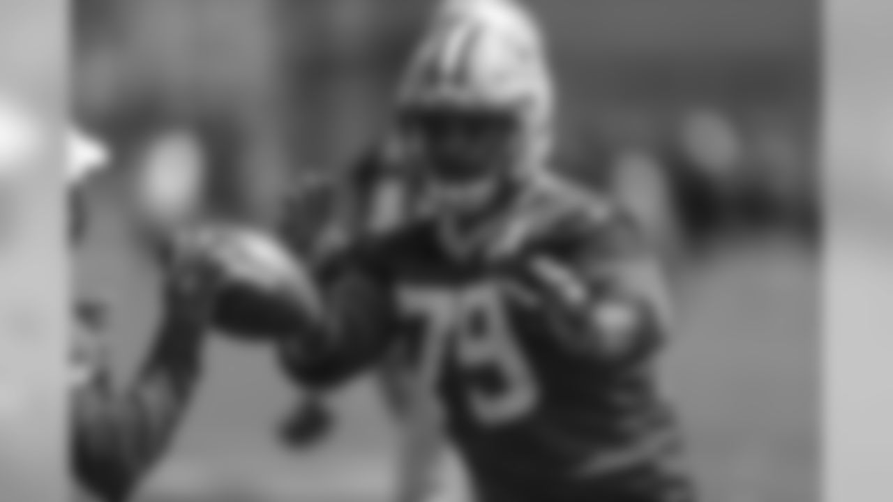 DL Deon Simon