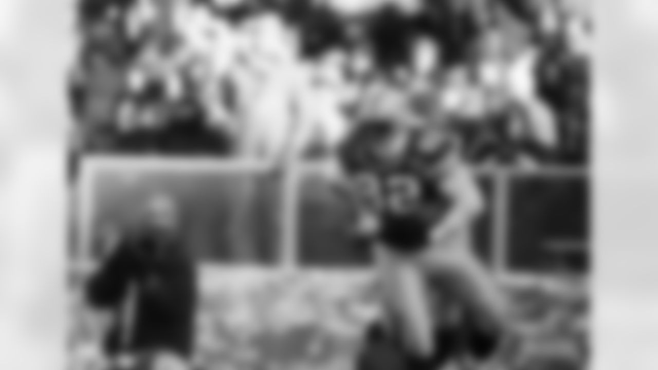DE Reggie White (1993-98)