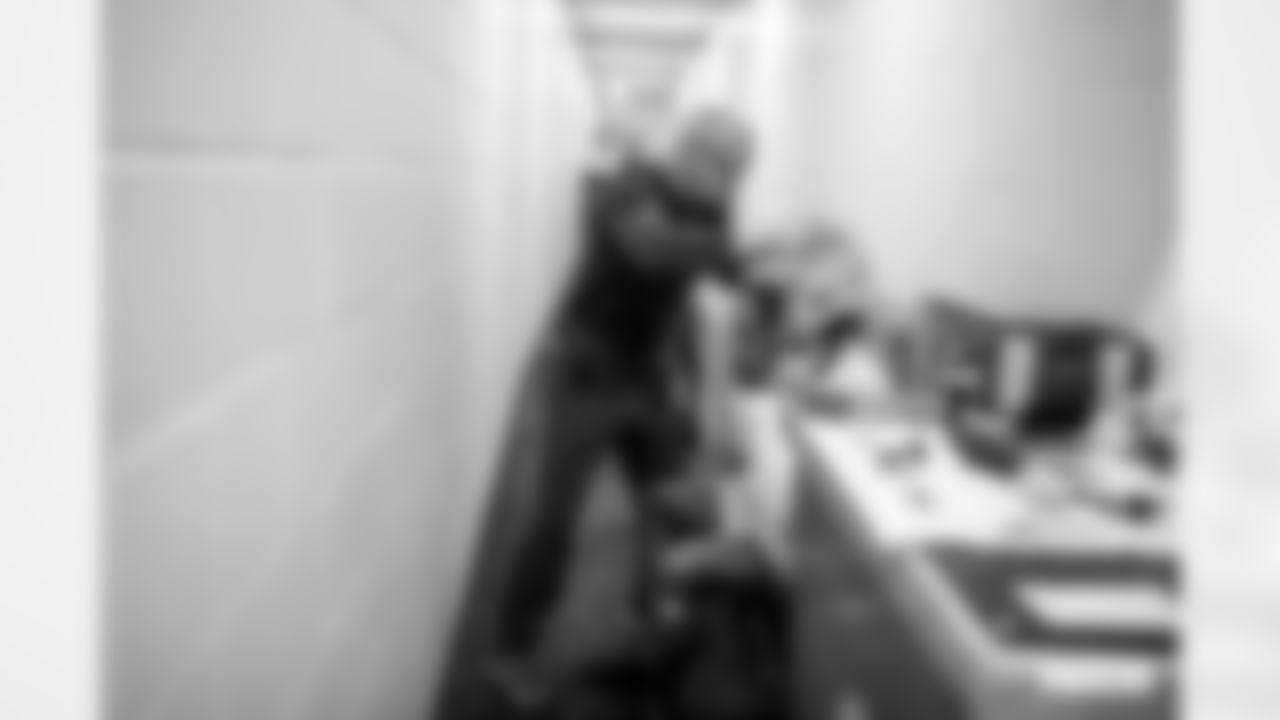 230910-LockerRoom-ES