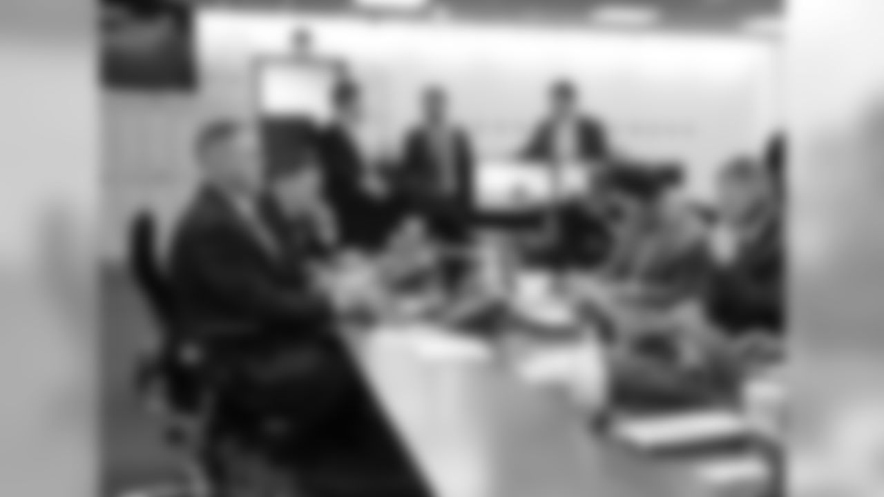 190425-draft-room-02