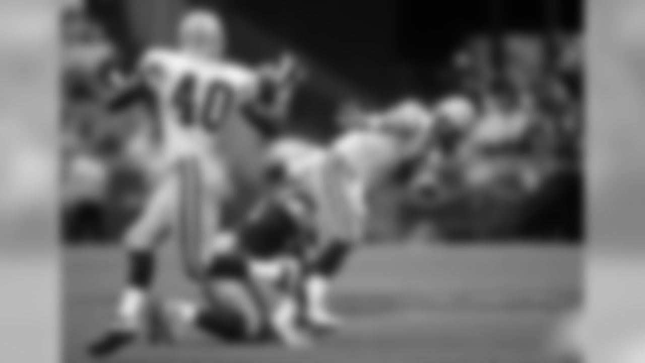 Dec. 15, 2002 - QB Brett Favre (4) throws a backhanded pass against the 49ers in San Francisco. The Packers won, 20-14, finished 12-4 and won the NFC North division.