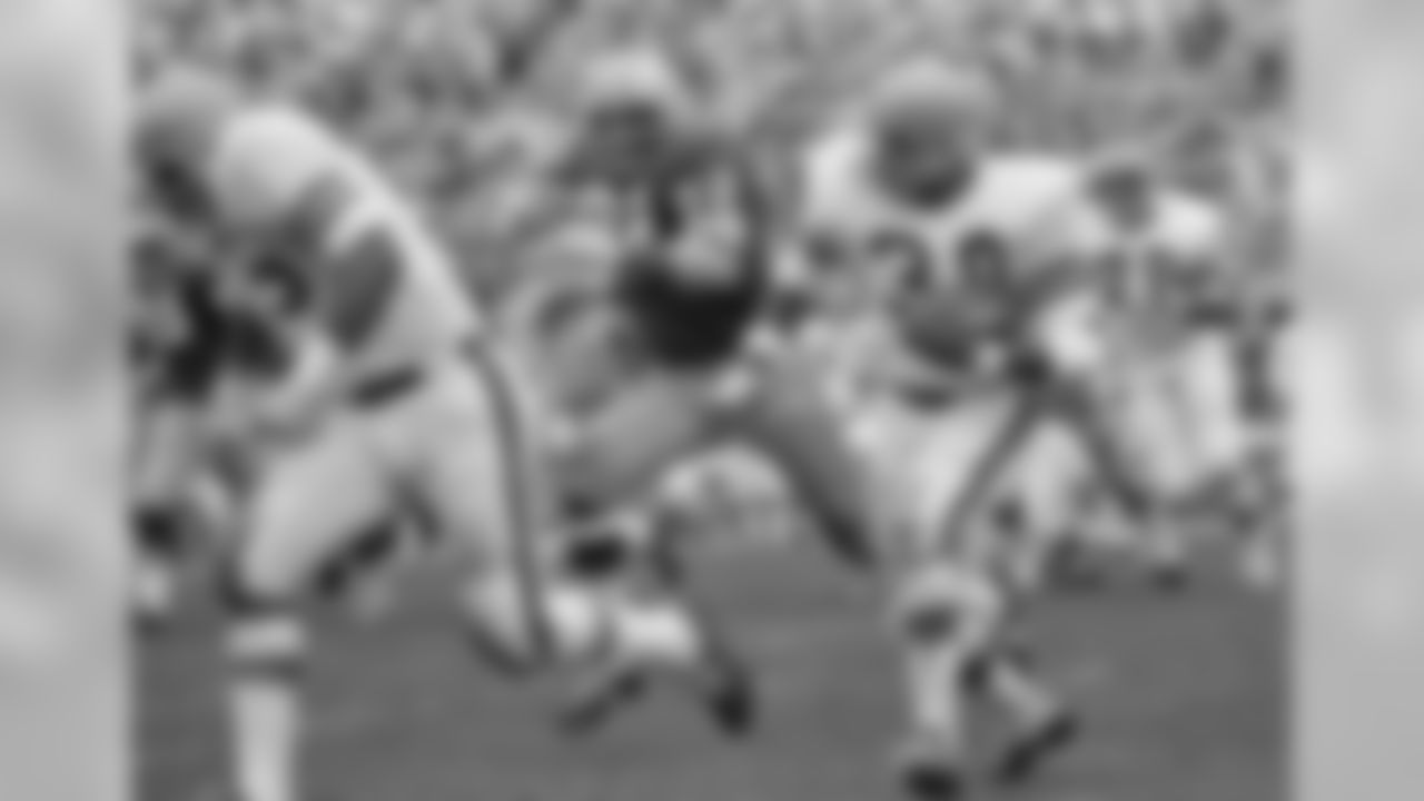 Cincinnati Bengals' Ernie Wright, left, leads Jess Phillips (30) on a sweep around the left end in a game against the Packers at Green Bay, Oct. 4, 1971. Packers' Lionel Aldridge (82) was blocked away, but Wright was tackled by Fred Carr, not shown.