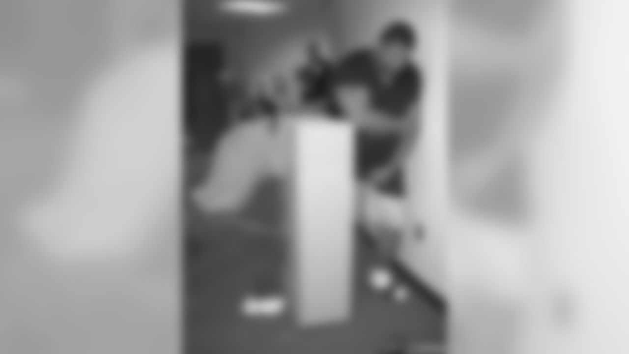 Molding Of Gilbert Brown's Leg To Be Displayed At Super Bowl XXXVIII