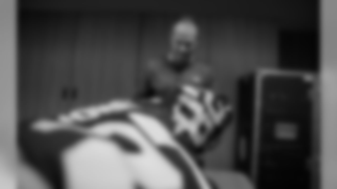 181015-packers-locker-room-bobber-35