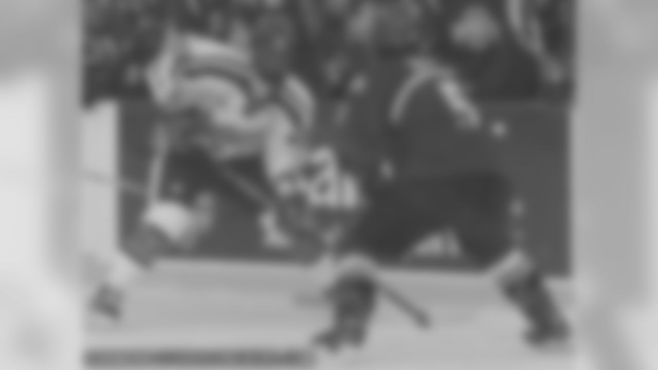 Fans, Players Soak Up Frozen Tundra Hockey Classic