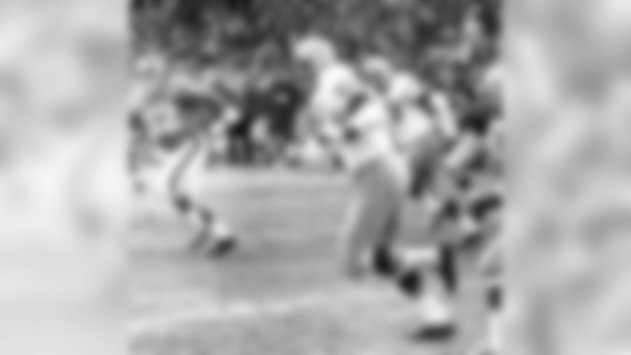 Selected by the Packers No. 3 overall in the 1958 NFL Draft. All-Pro in 1961. Inducted into the Packers Hall of Fame in 1984.