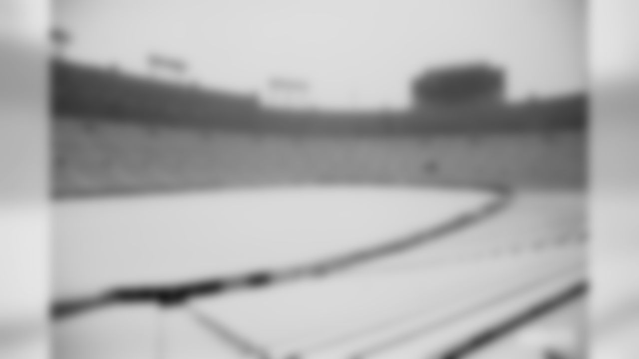 191106-snowfall-at-lambeau-24