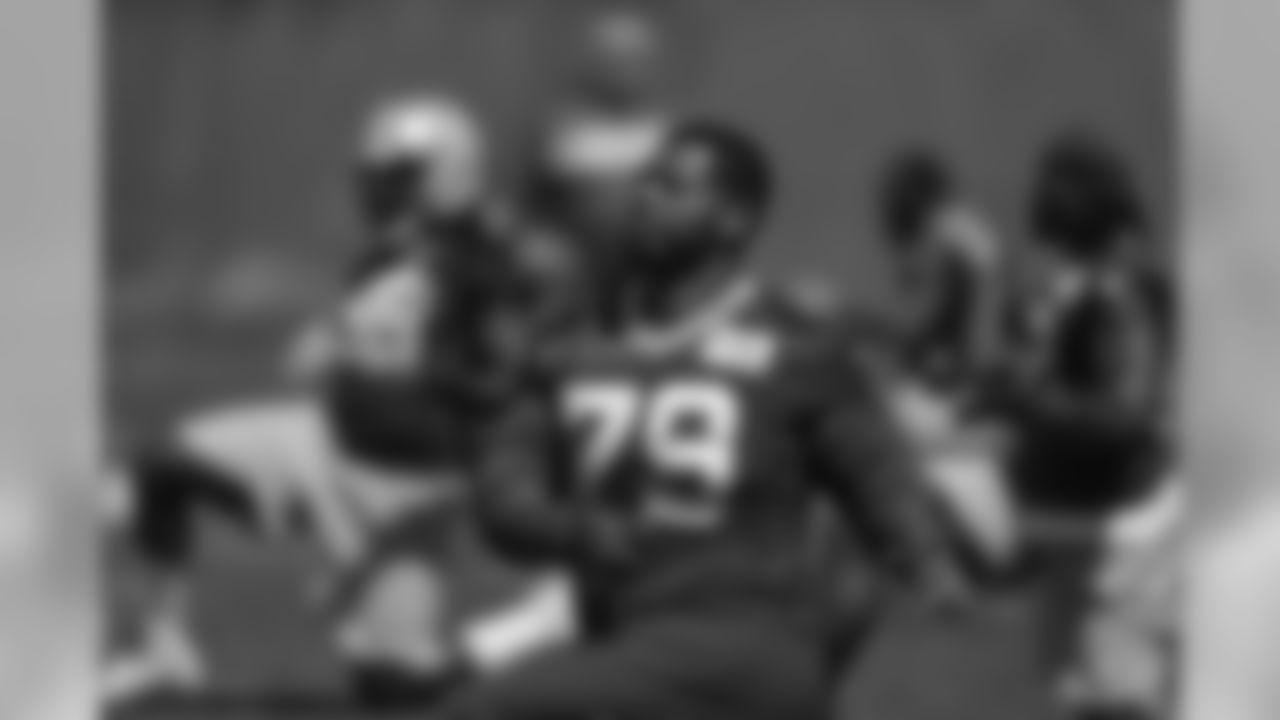 DL Deon Simon