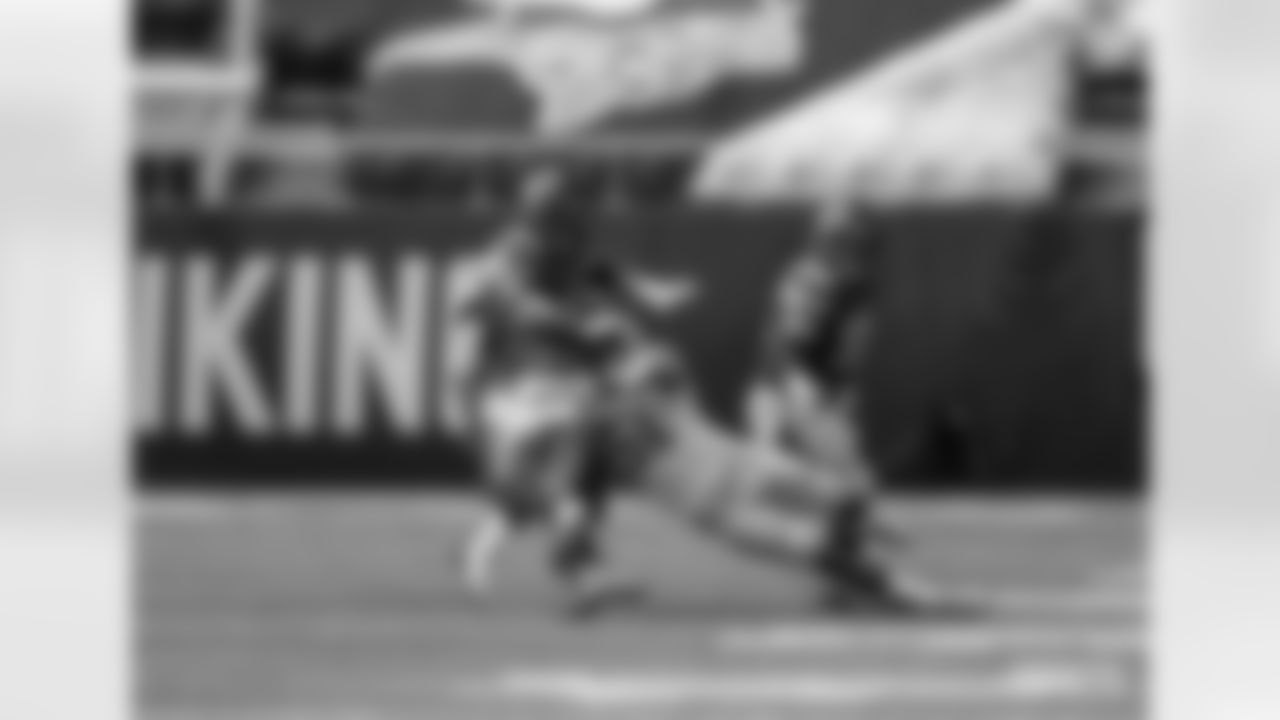 LB Krys Barnes
