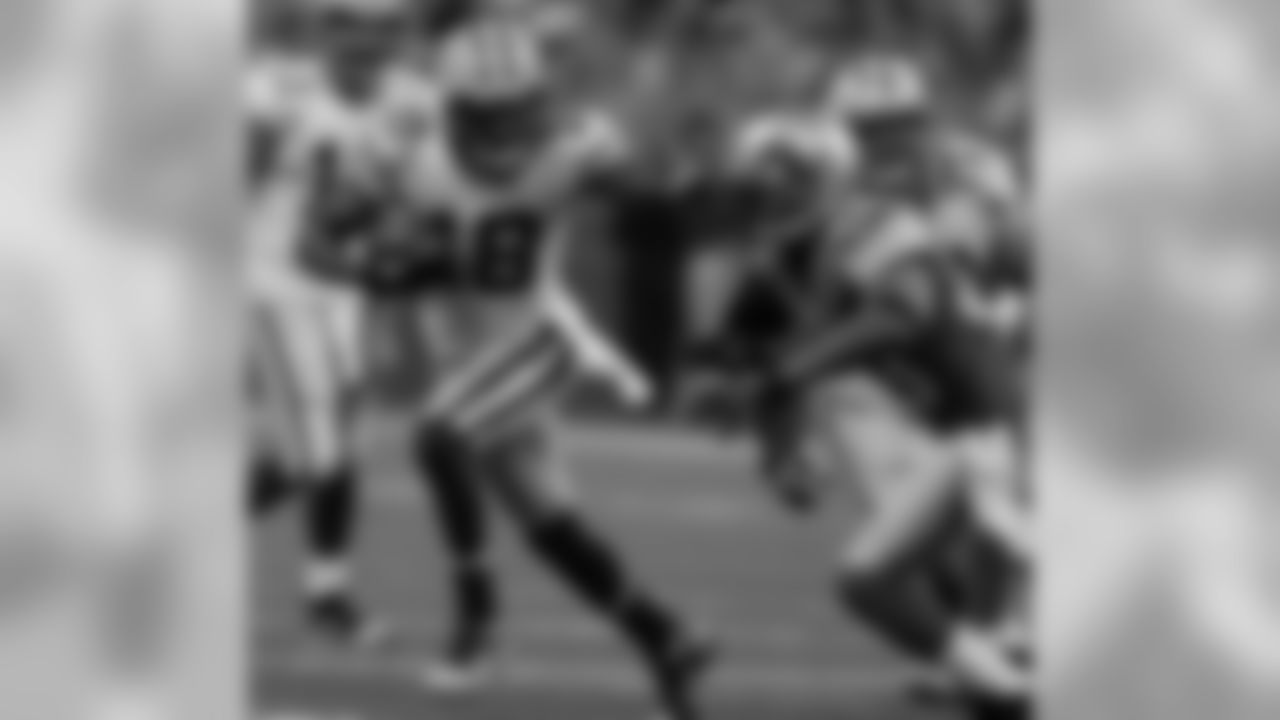 Packers Randall Cobb stiff arms a Detroit Lions defender