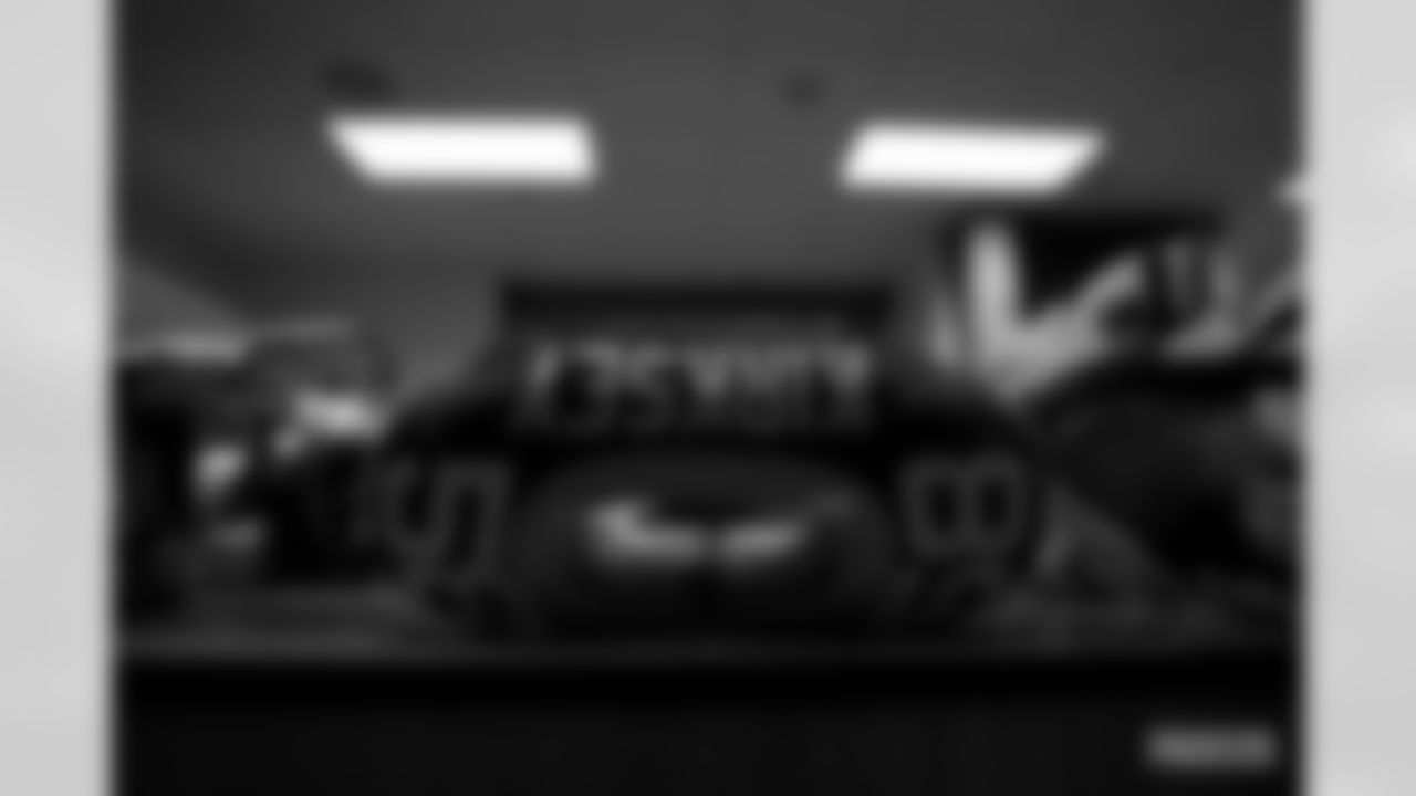 201206-eagles-locker-room-10