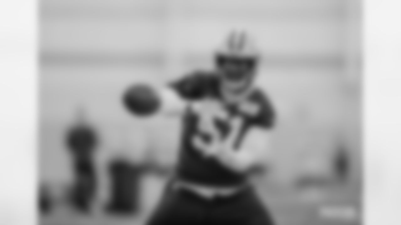 LB Krys Barnes