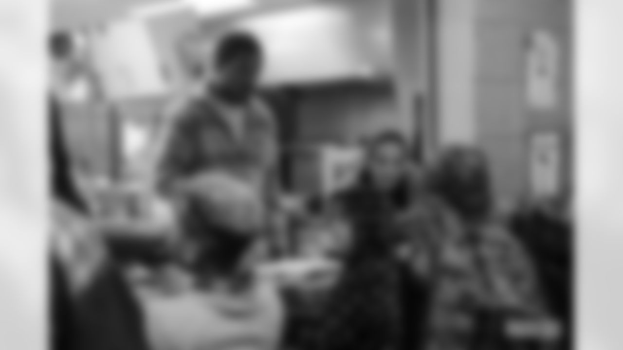 221123-thanksgiving-meal-2560012