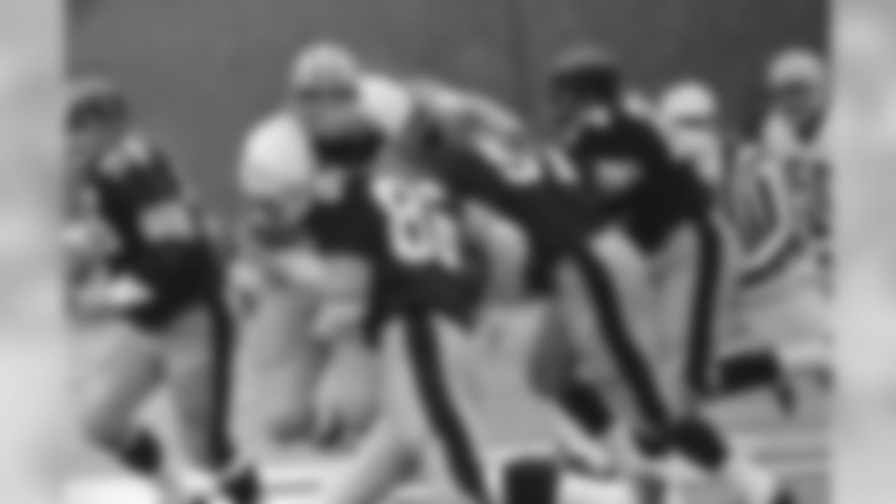 Dec. 7, 1970 - DT Mike McCoy (76) sheds off a few blockers and chases Steelers TE J.R. Wilburn (86) on an end around in the first quarter, Dec. 7, 1970 in Pittsburgh. The Packers won, 20-12.