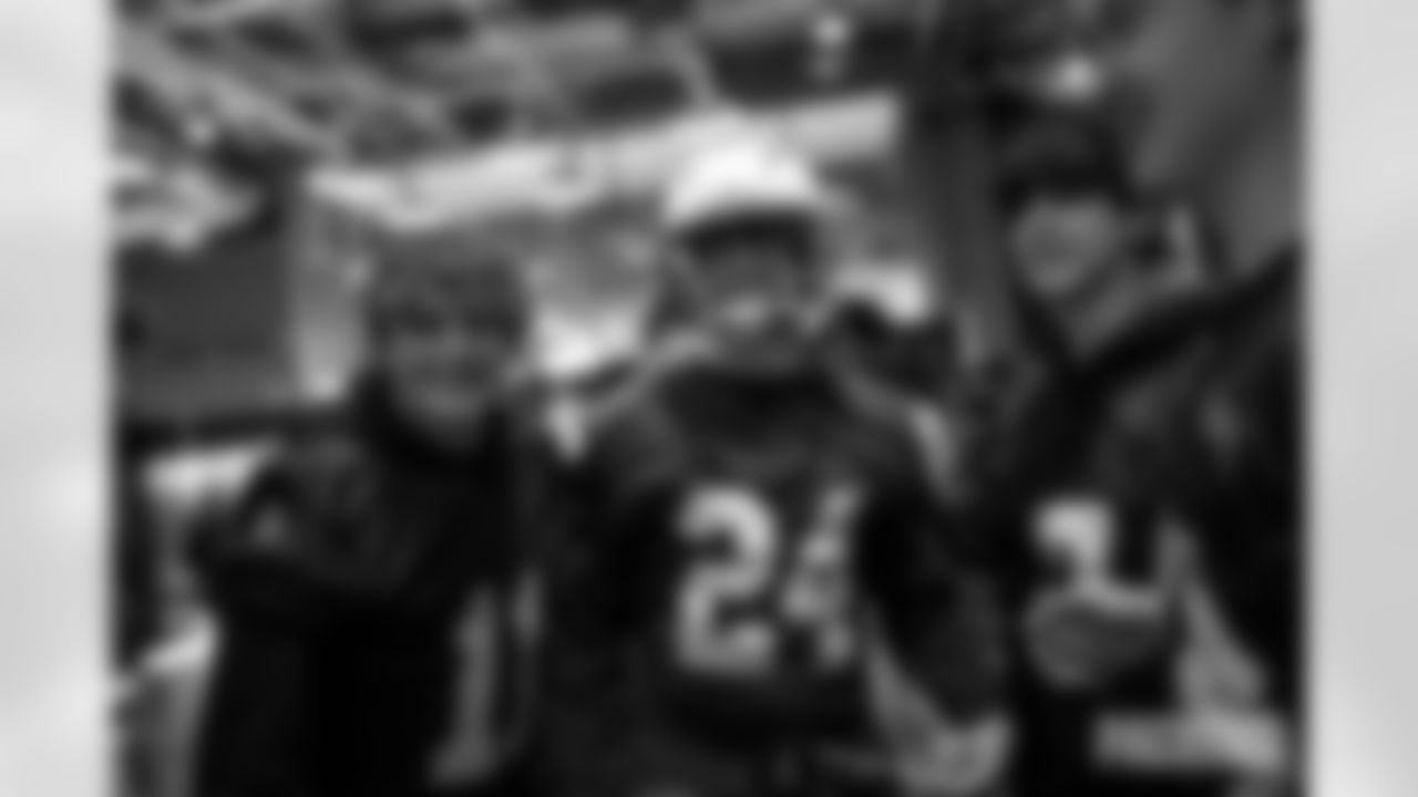 230417-packers-helmets-give-away-2560-26