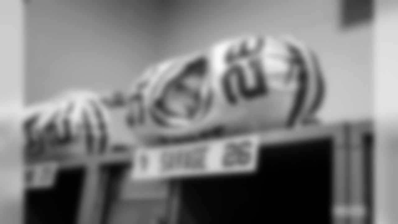 191201-packers-locker-room-bobber-WM-13