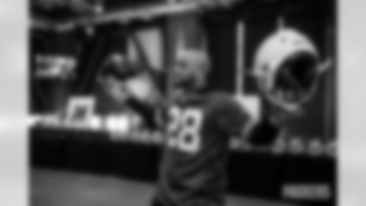 230417-packers-helmets-give-away-2560-10