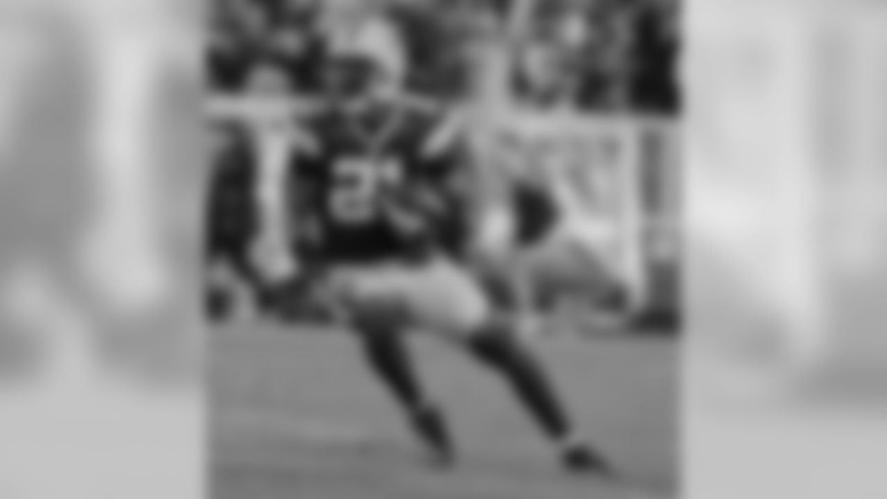 S Charles Woodson intercepts a Jay Cutler pass in the third quarter, one of four interceptions for the Packers defense on the night.