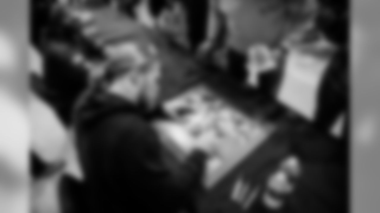 181217-salvation-army-autographys-08