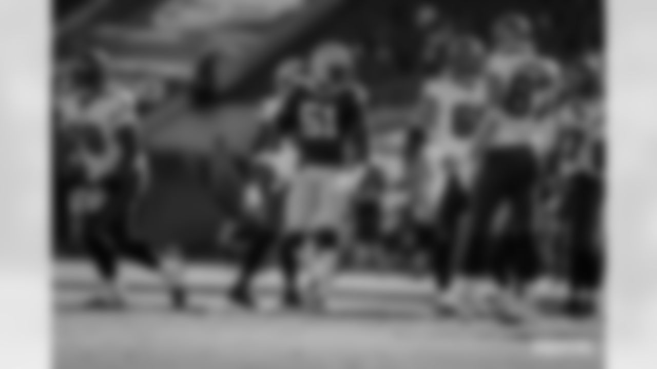 LB Krys Barnes