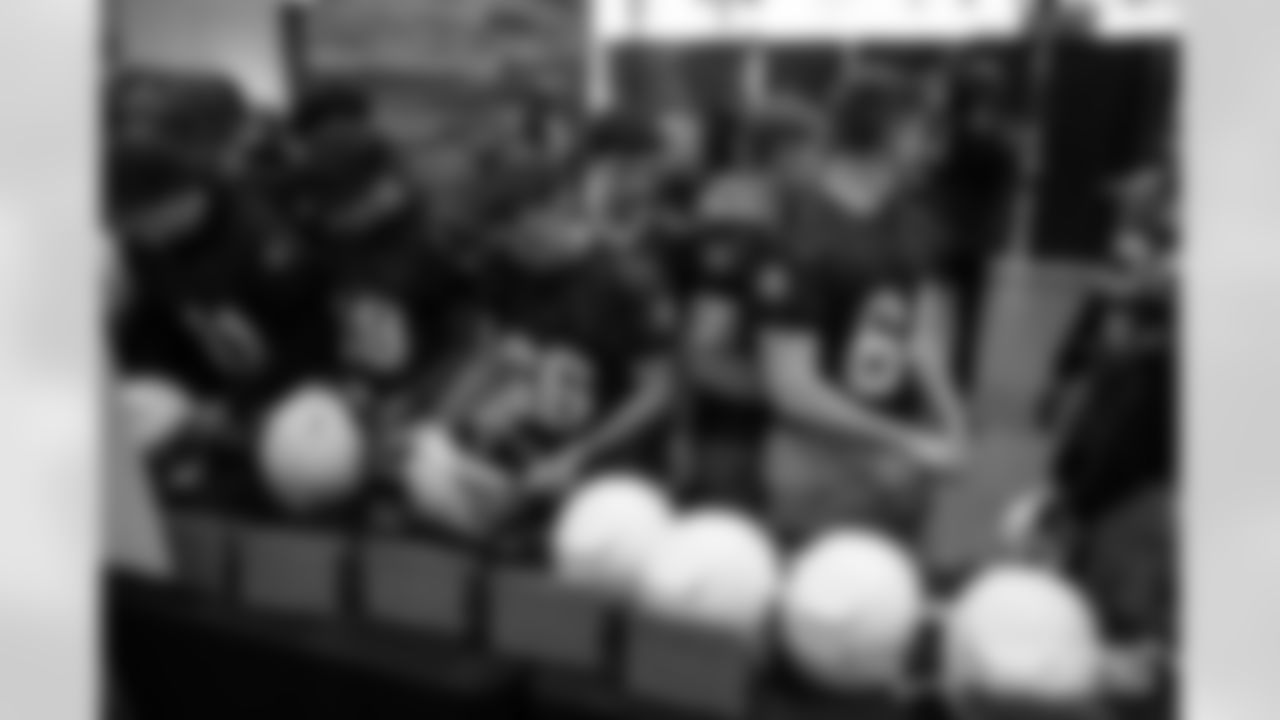 230417-packers-helmets-give-away-2560-19