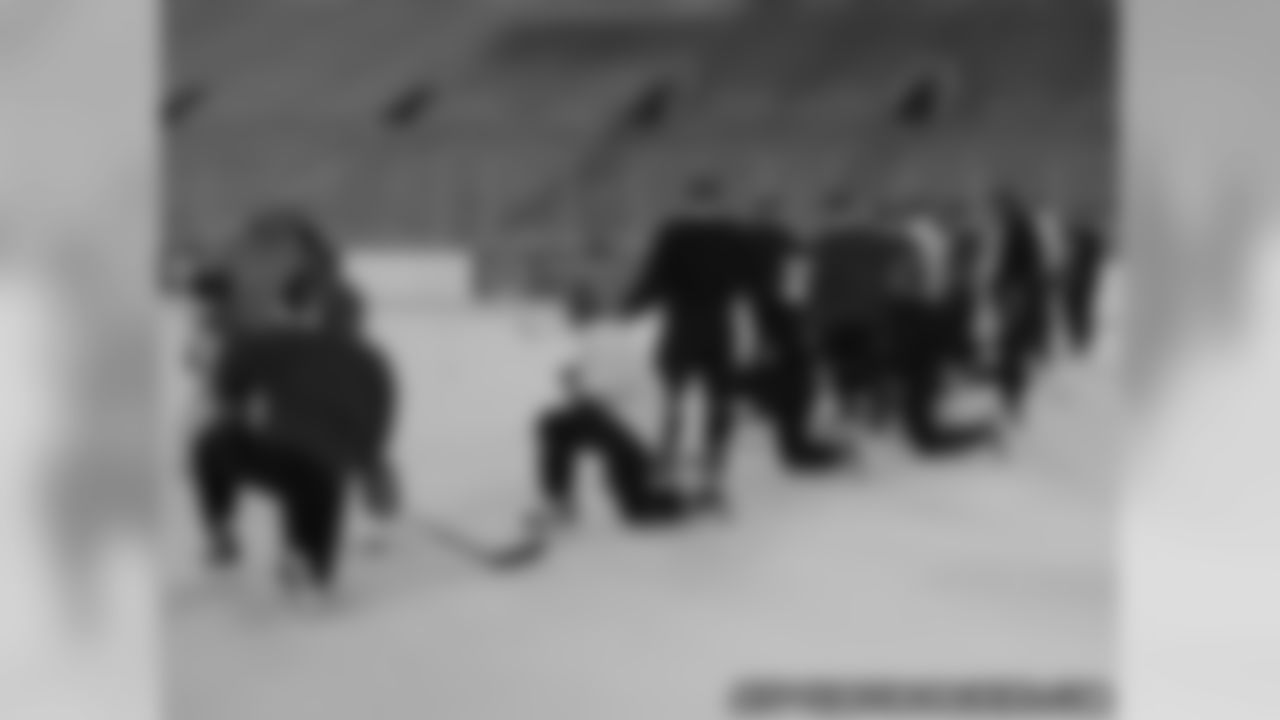 Fans, Players Soak Up Frozen Tundra Hockey Classic