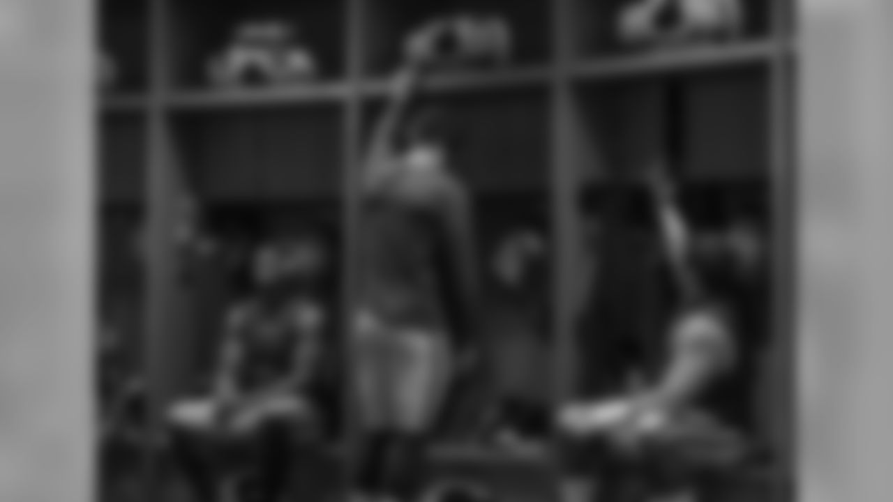 181016-49ers-locker-room-pass-07