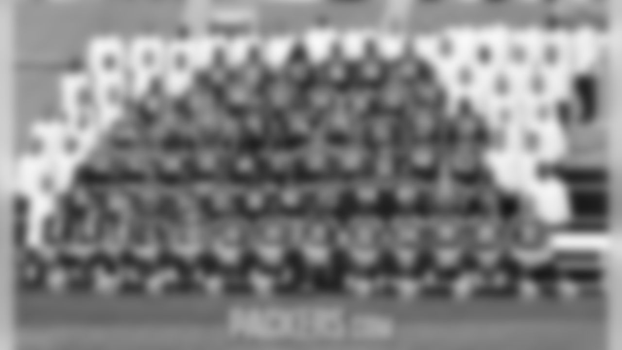 The Green Bay Packers pose for a photo on Lambeau Field