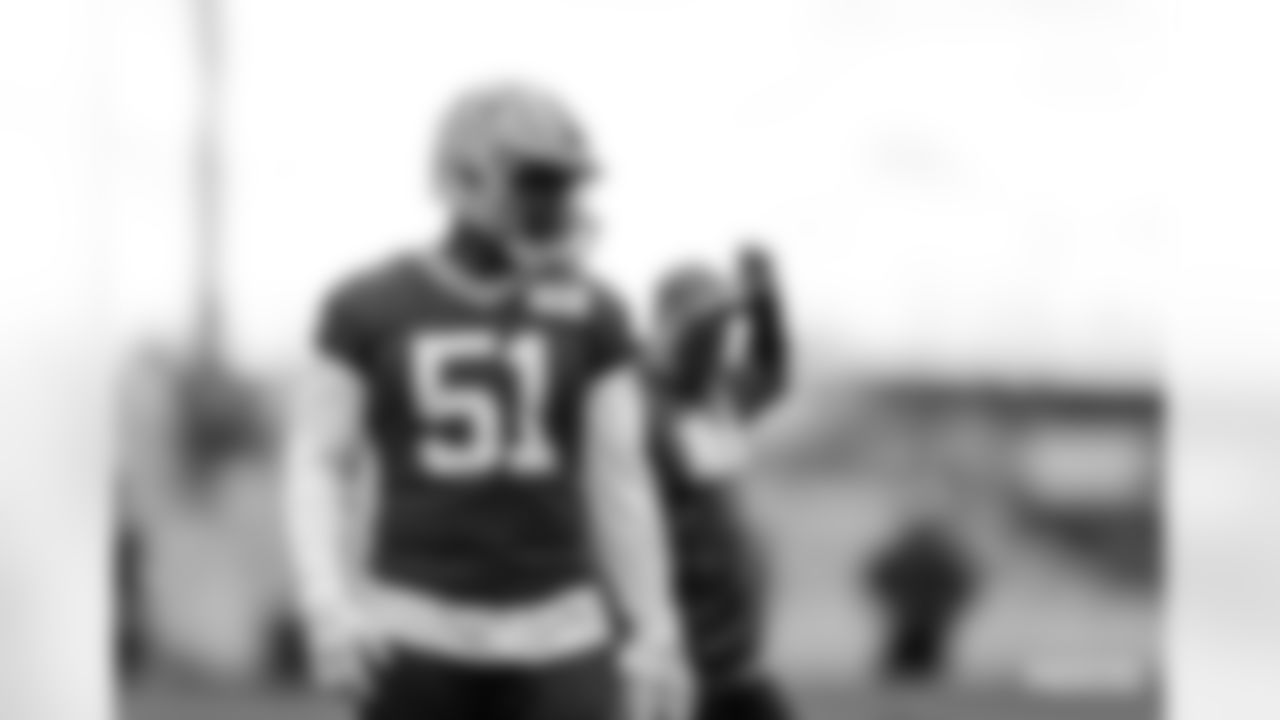 LB Krys Barnes
