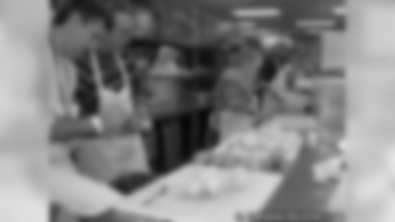 Volunteers Prepare Thanksgiving Meal