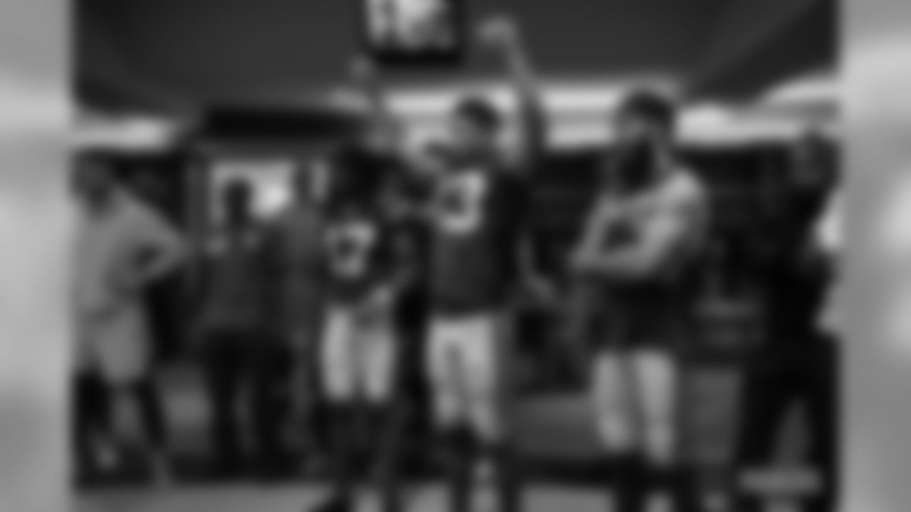 191111-locker-room-pass-14