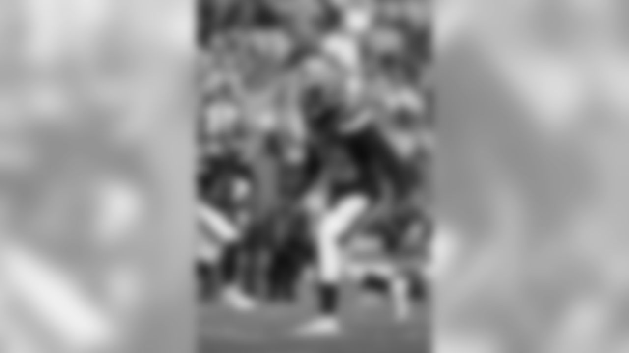 Cleveland Browns linebacker Christian Kirksey (58) drops into coverage during the game against the Green Bay Packers, Sunday, Dec. 10, 2017, Cleveland.