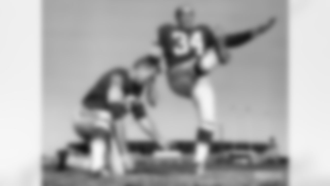 QB Bart Starr (1956-71)