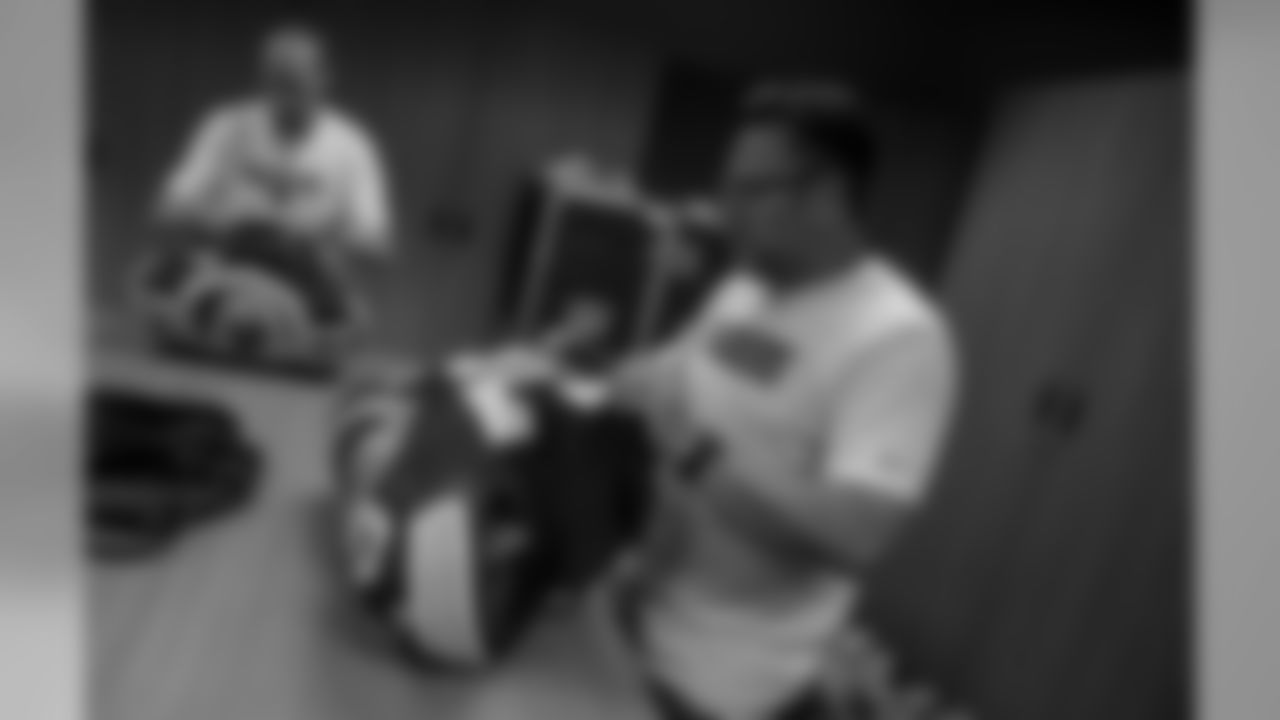 180816-packers-steelers-locker-bobber-1