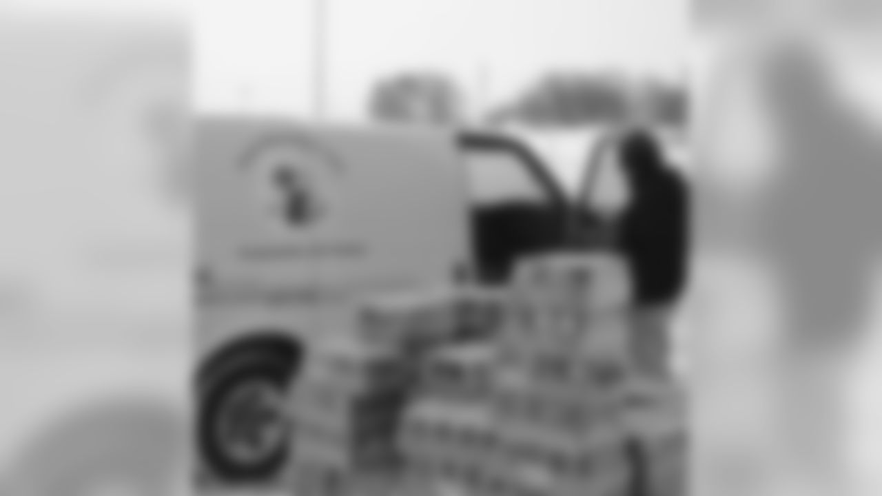 Packers Players Load Trucks With Donated Soup