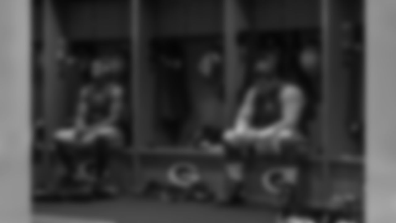 181016-49ers-locker-room-pass-06