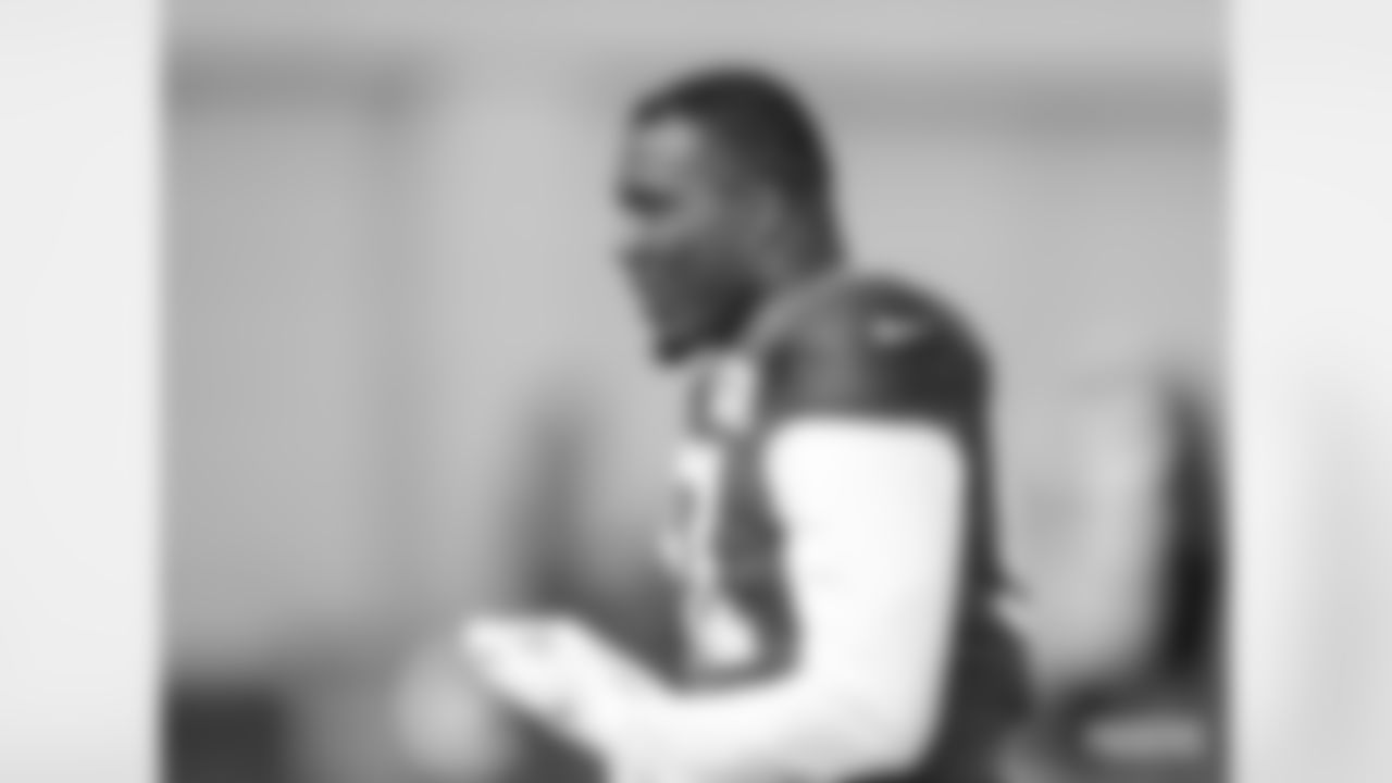 LB Krys Barnes