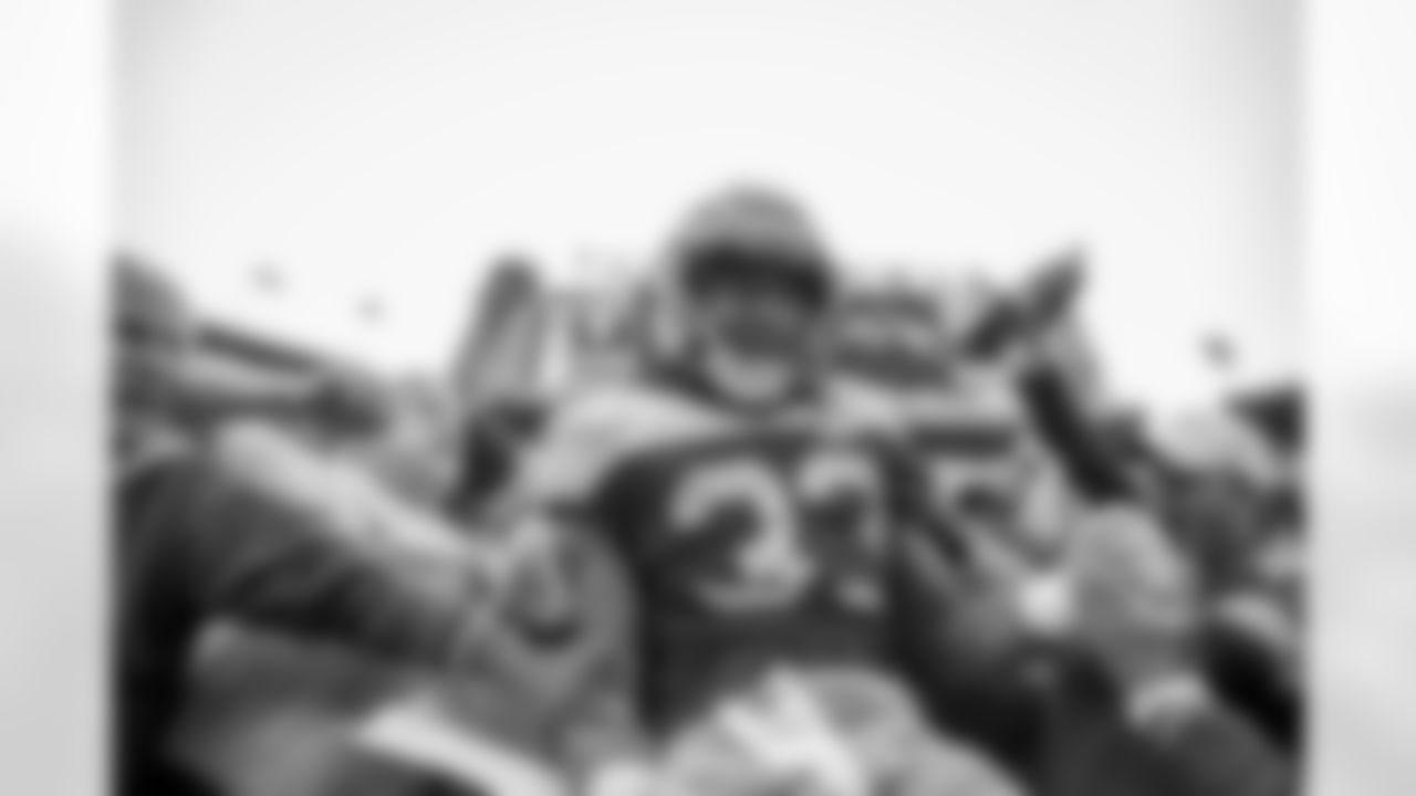 RB Aaron Jones