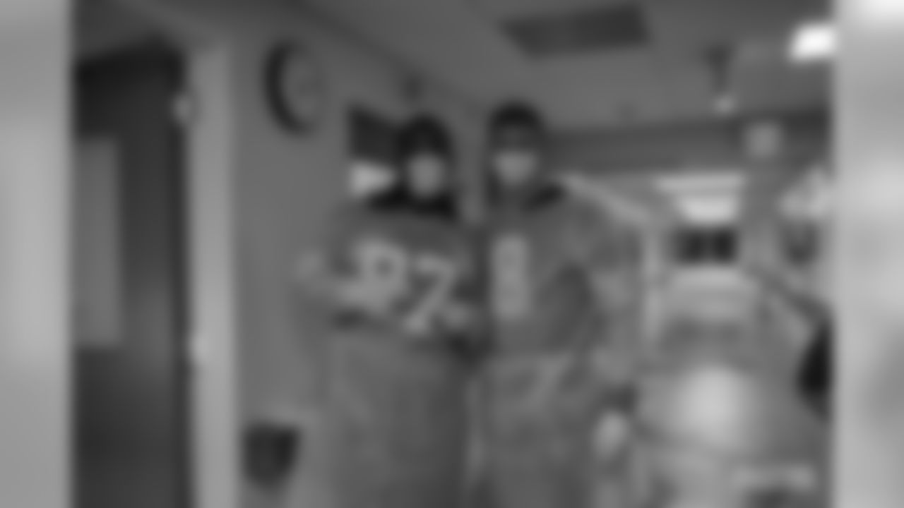 191001-players-visit-hospital-23