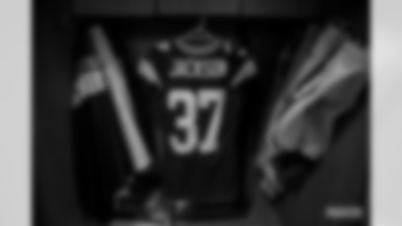 201206-eagles-locker-room-22