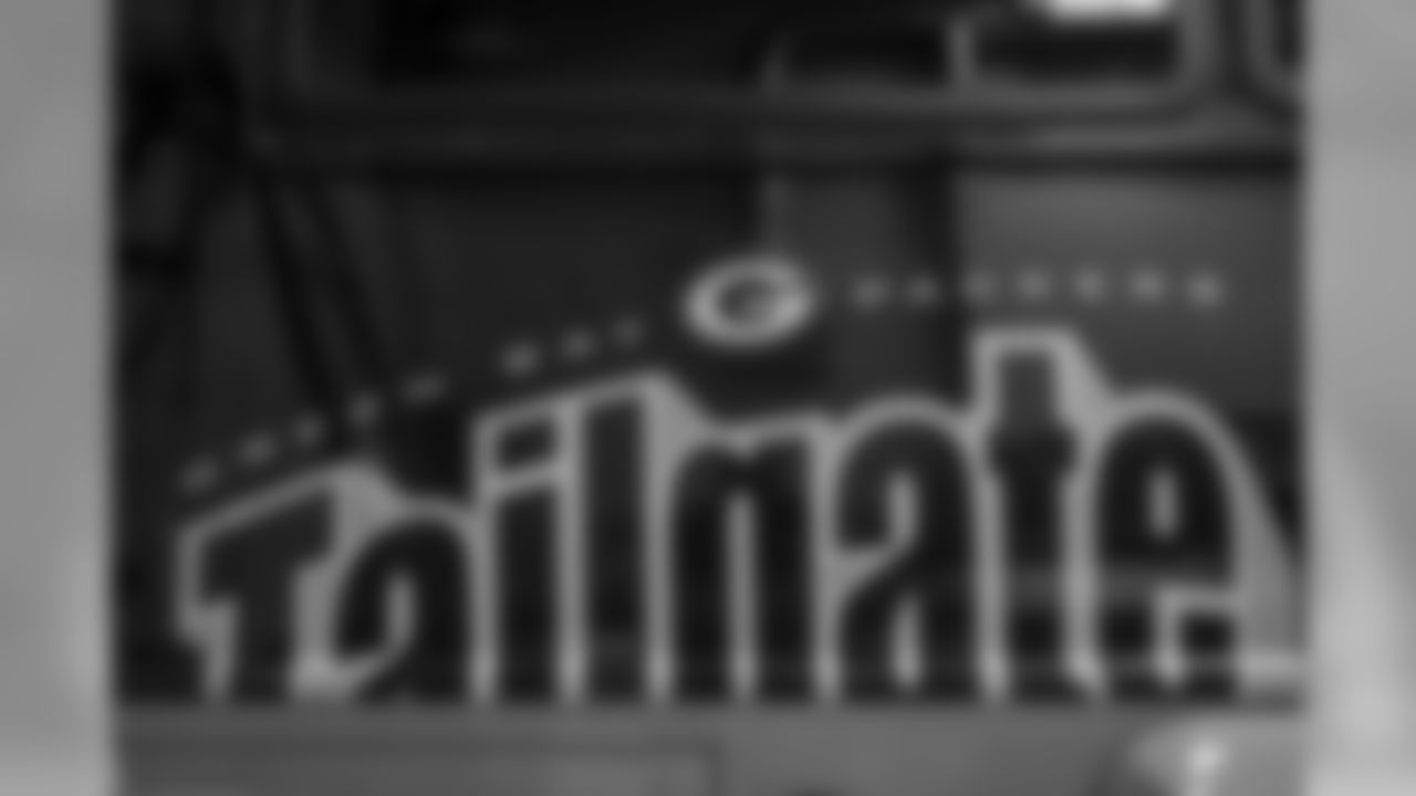190408-tailgate-tour-bus-wrap-08