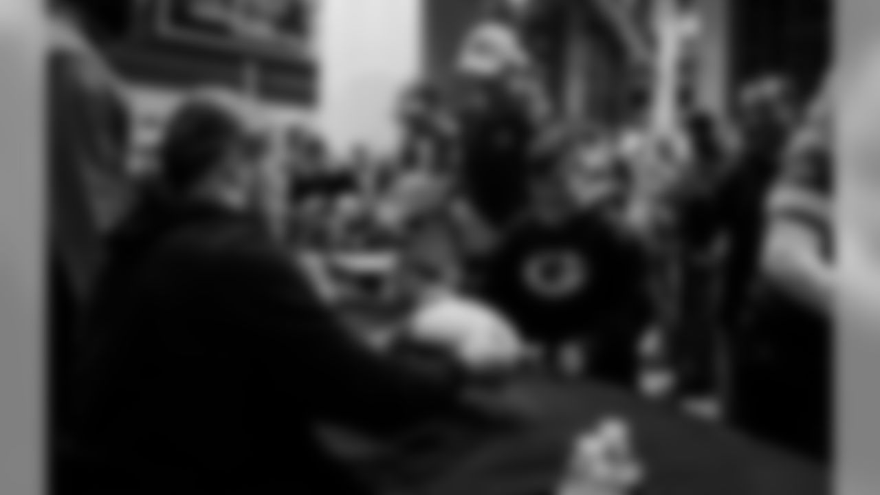 181217-salvation-army-autographys-38