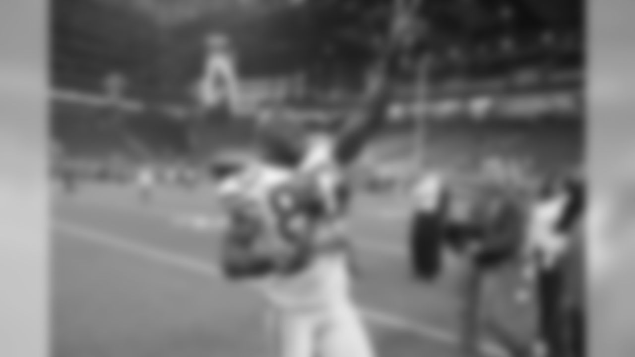Nov. 26, 2009 - WR Donald Driver waves to the crowd after receiving the FOX Galloping Gobbler award. Driver caught 7 passes for 142 yards and a touchdown in the Packers 34-12 win.