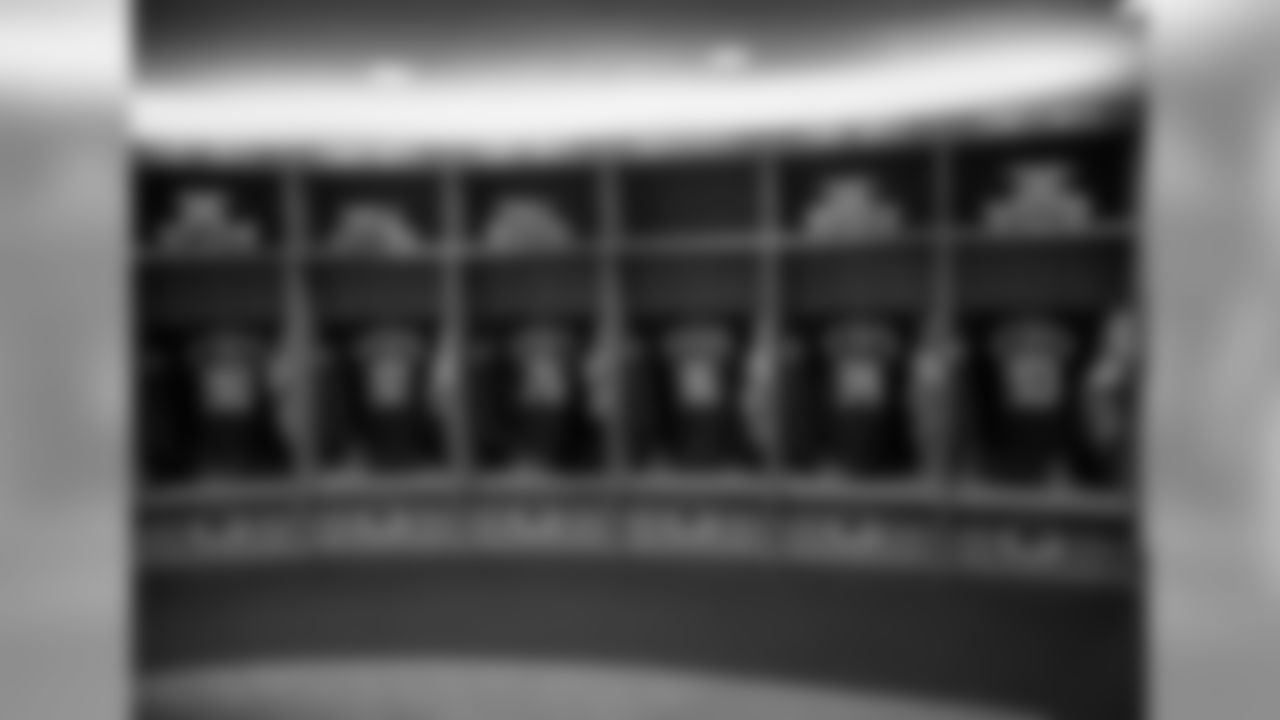 180809-packers-locker-room-bobber-1