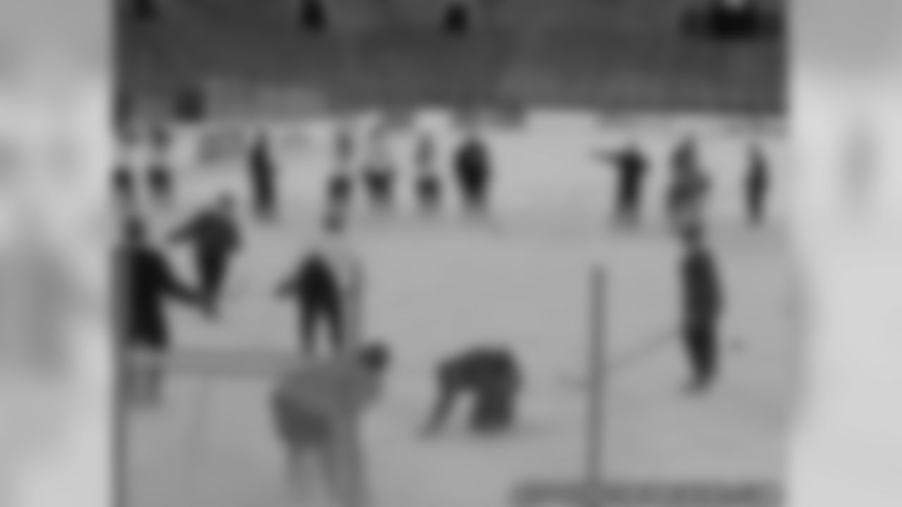 Fans, Players Soak Up Frozen Tundra Hockey Classic